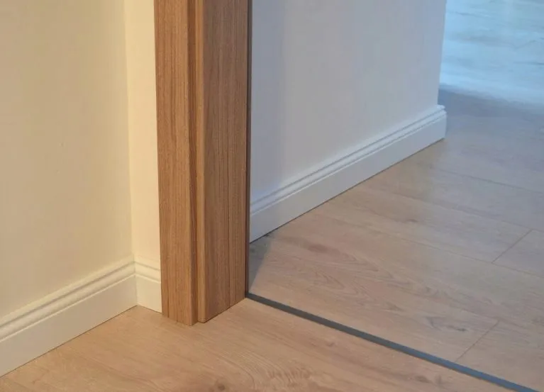 listwa-przypodlogowa-mdf-8-biala-cokol-ryflowana-stan-nowy