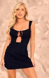 ic46212-sukienka-mini-czarna-teskturowa-wyciecie-prettylittlething-20-s