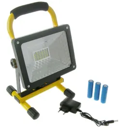 halogen-przenosny-lampa-led-robocza-50w-naswietlacz-budowlany-10175