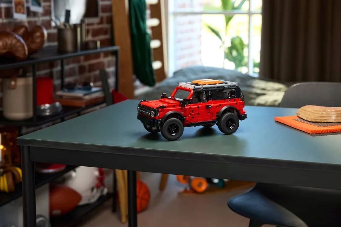 lego-technic-42213-suv-ford-bronco