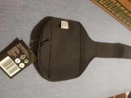 pokrowiec-na-telefon-seven-for-7-zielony-na-reke