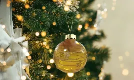 plastikowa-bombka-polprzezroczysta-pomaranczowa-zloty-brokat-zawieszka