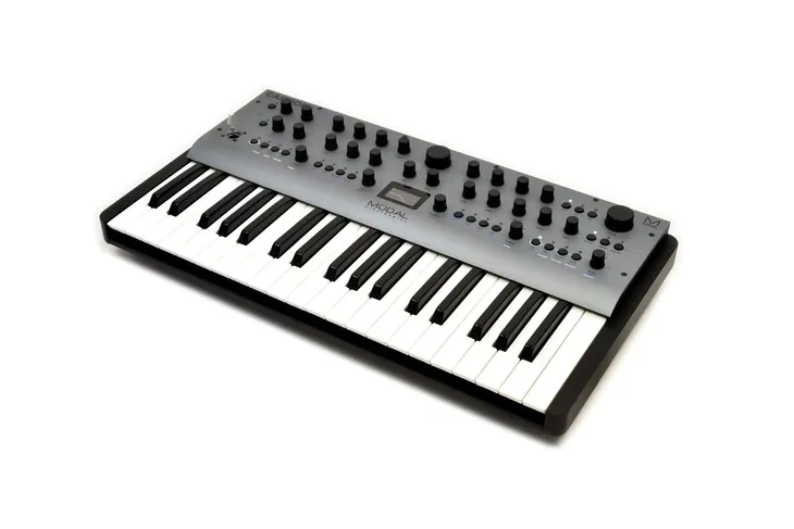 modal-electronics-carbon8-syntezator