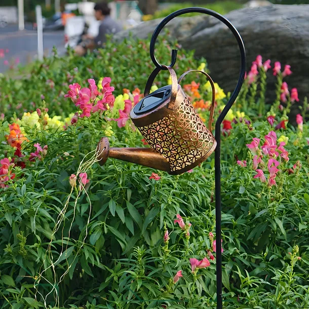 lampa-solarna-ogrodowa-led-konewka-girlanda-xxl-wbijana-dekoracja-ozdoba-kod-producenta-lampa-do-ogrodu-lampa-dekoracyjna-led