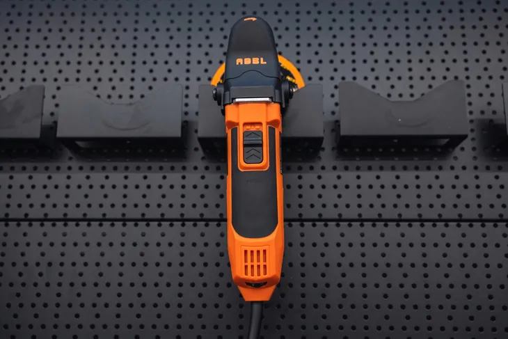 adbl-roller-profesjonalna-polerka-samochodowa-dual-action-torba-da09125-b-system-mocowania-materialu-sciernego-mocowanie-na-rzepy