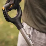 szpadel-ergonomic-ostry-szary-marka-fiskars-wykonczenie-czesci-roboczej-ostre