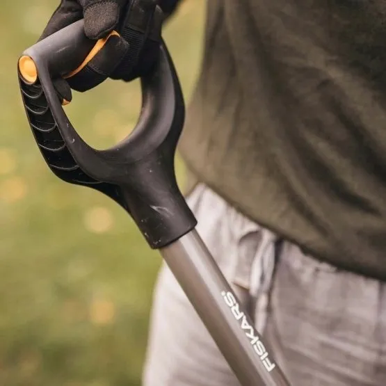 szpadel-ergonomic-ostry-szary-marka-fiskars