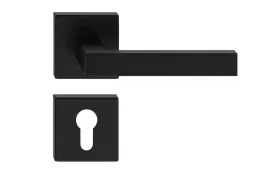 klamka-ergo-czarna-kwadratowy-szyld-na-wklad-italian-line