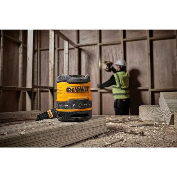 glosnik-bluetooth-usb-c-komunikacja-bluetooth-marka-dewalt