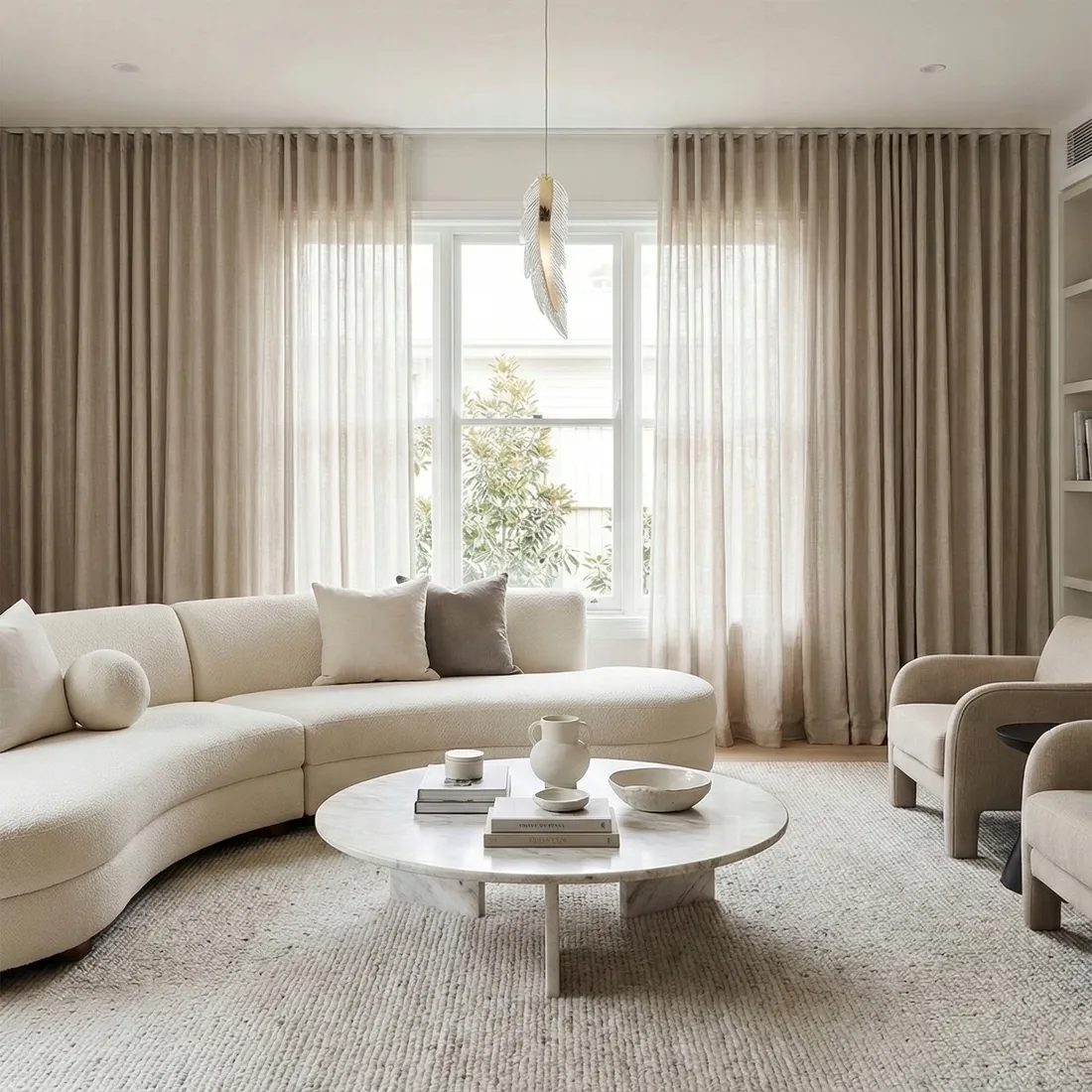 lampa-sufitowa-wiszaca-led-zlota-transparentna-pojedyncza-piorko-dekoracja