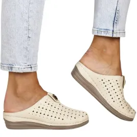 damskie-klapki-na-koturnie-z-zakrytymi-palcami-unisoft-9937-bezowe