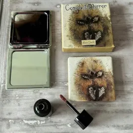 lusterko-w-pudelku-jezyk-na-plecach