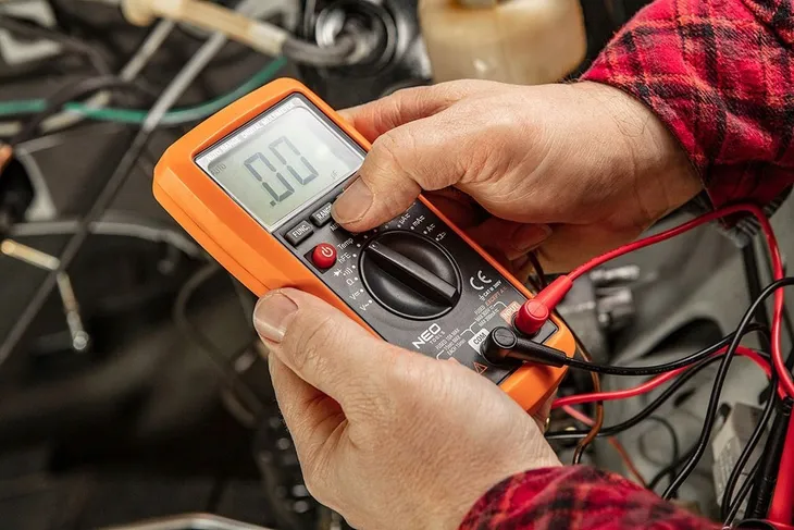 miernik-uniwersalny-zawiera-baterie-tak