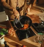 patelnia-wok-fiskars-functional-form-28cm-marka-fiskars