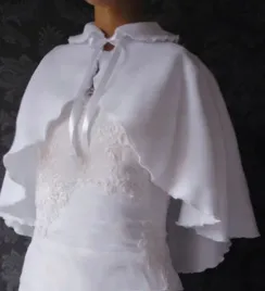 sliczna-pelerynka-komunijna-peleryny-narzutka