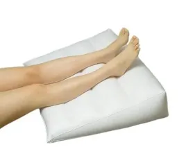 nadmuchiwana-poduszka-ortopedyczna-pod-nogi-i-plecy