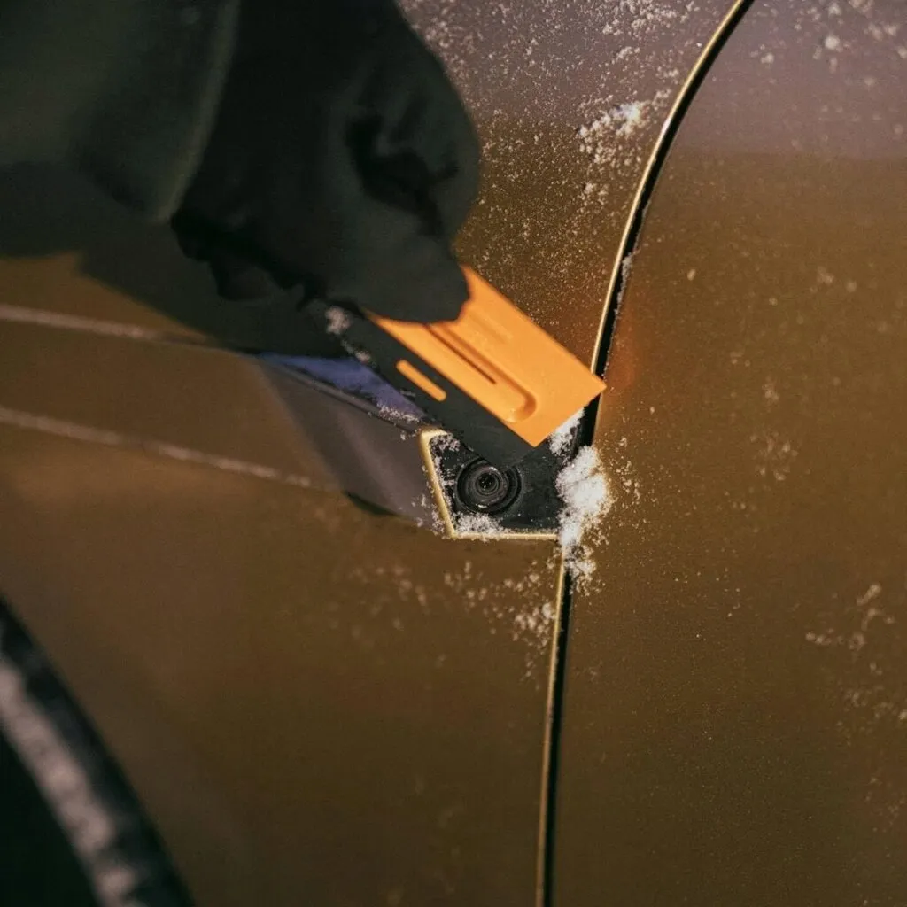 skrobaczka-do-sniegu-i-lodu-solid-producent-fiskars