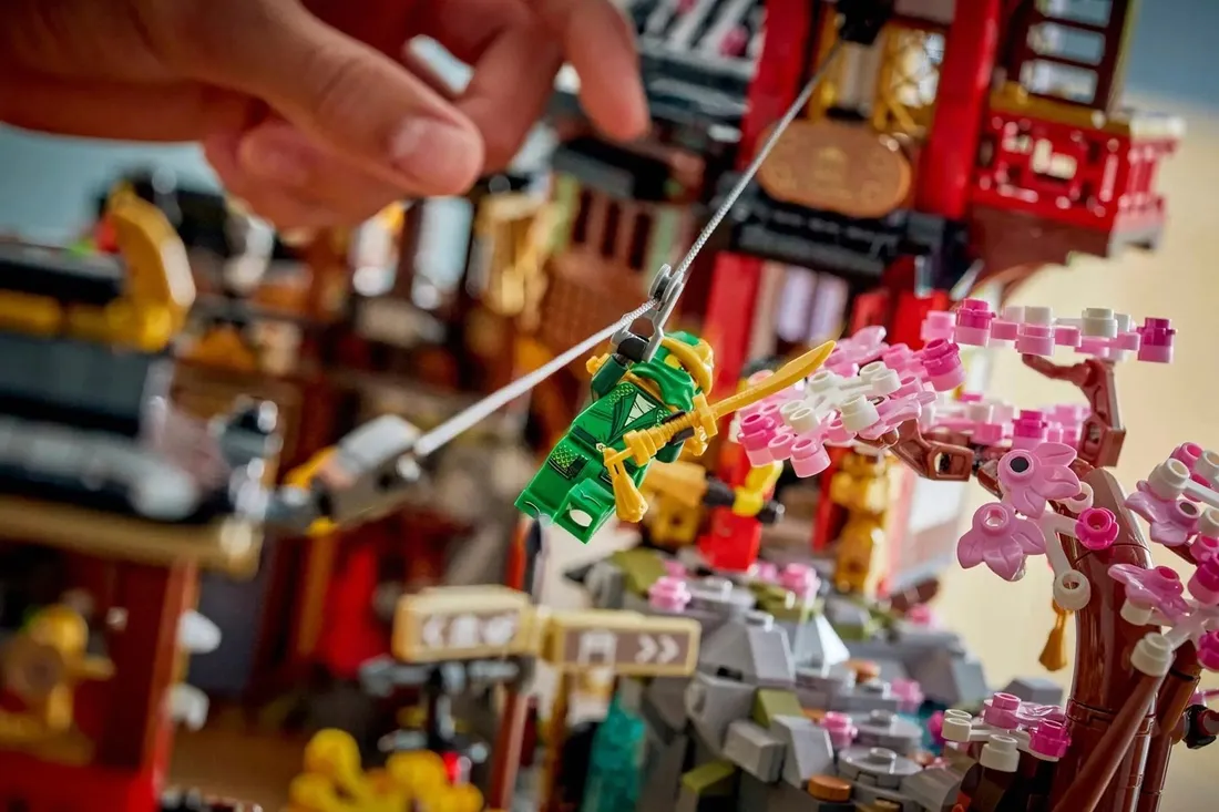 lego-71861-ninjago-the-old-town