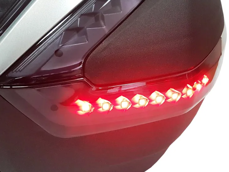 kufer-centralny-hf-e68-silver-48l-swiatlo-stop-led-numer-katalogowy-producenta-r18695