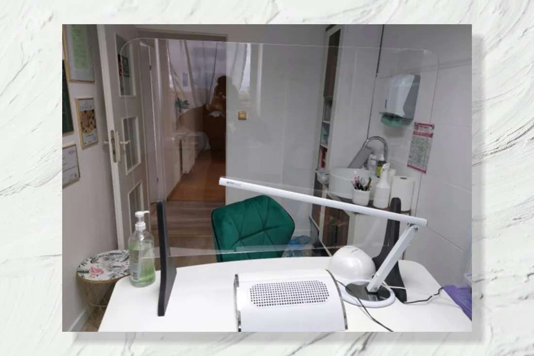 oslona-plexi-szyba-ochronna-biurko-70x70-drewno