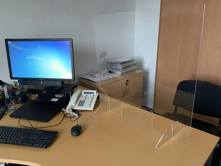 oslona-plexi-szyba-ochronna-biurko-70x70-bhp-szerokosc-produktu-70-cm