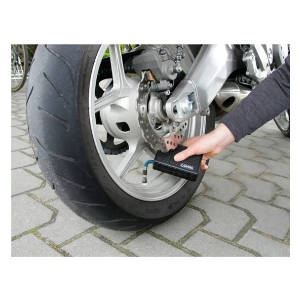 kompresor-mini-na-baterie-latarka-led-roweru-motocykla-auta-motoru-marka-lampa-stan-nowy