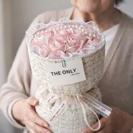 bukiet-kwiatow-mydlanych-dla-kobiet-w-ozdobnym-pudelku-z-led-30-cm