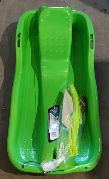 sanki-race-zielone-material-plastikowe
