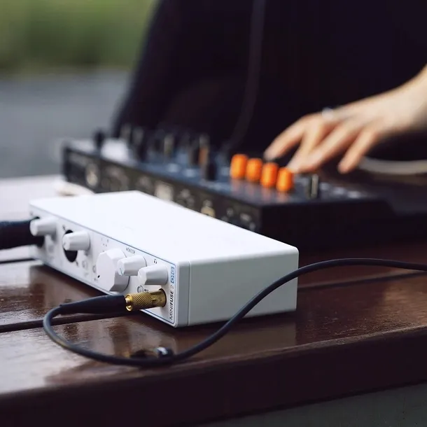 arturia-minifuse-2-otg-white-interfejs-usb-mega-soft-kolor-bialy