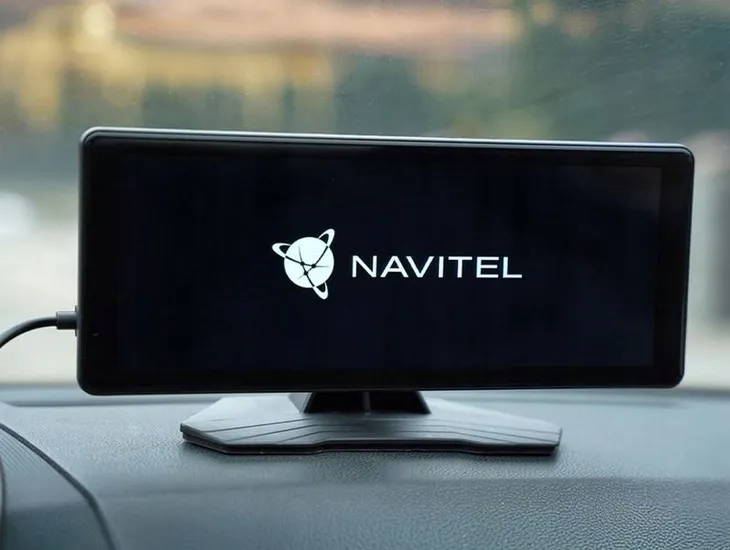 ekran-multimedialny-navitel-ds1020-carplay-android-auto-wifi-bluetooth-model-ds1020