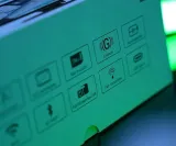 ekran-multimedialny-navitel-ds1020-carplay-android-auto-wifi-bluetooth-funkcje-ekran-dotykowy