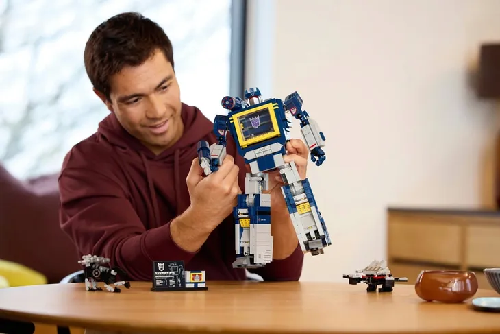 lego-icons-transformers-soundwave