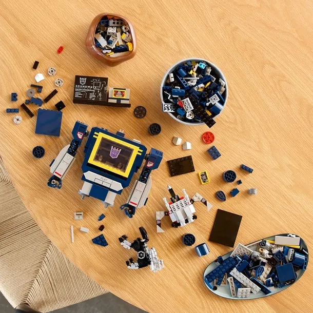 lego-icons-transformers-soundwave