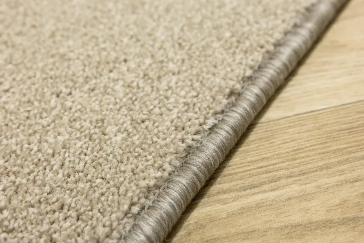 dywan-bezowy-gruby-gladki-mieciutki-na-filcu-do-pokoju-key-west-400x500-cm-grubosc-11-mm-kolor-odcienie-rozowego