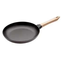 staub-zeliwna-patelnia-z-drewnianym-uchwytem-indukcja-28-cm-czarna