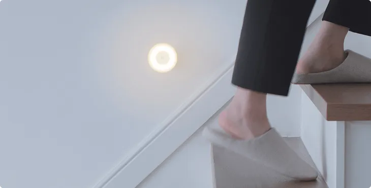 lampka-mi-motion-activated-night-light-2-ksztalt-zarowki-tradycyjna-stan-nowy