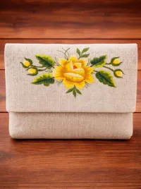 torebka-kopertowka-haftowana-na-ramie-len-ze-wzorem-lowickim-roza-zolta