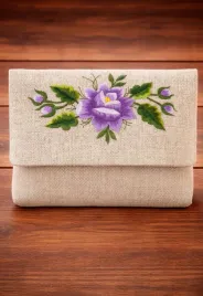 torebka-kopertowka-haftowana-na-ramie-len-ze-wzorem-rozy-fioletowej