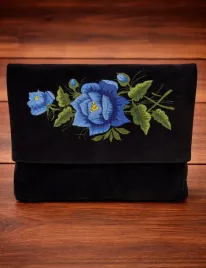 torebka-kopertowka-haftowana-na-ramie-aksamit-ze-wzorem-lowickim-niebiesk