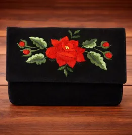 torebka-kopertowka-haftowana-na-ramie-aksamit-ze-wzorem-lowickim-czerwona