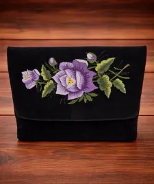 torebka-kopertowka-haftowana-na-ramie-aksamit-ze-wzorem-lowickim-fioletow