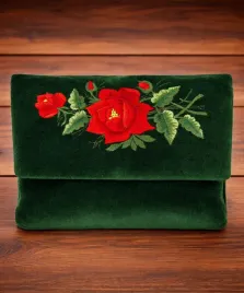 torebka-kopertowka-haftowana-na-ramie-aksamit-ze-wzorem-lowickim-zielony-as