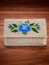 torebka-kopertowka-haftowana-na-ramie-len-ze-wzorem-lowickim