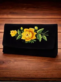 torebka-kopertowka-haftowana-na-ramie-aksamit-ze-wzorem-lowickim