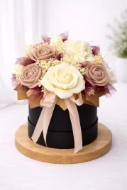 flower-box-swiece-sojowe-wieczny-bukiet-prezent-urodziny-imieniny