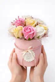 flower-box-wieczny-bukiet-roze-kwiaty-mydlane-pachnace-gotowy-prezent