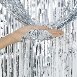 kurtyna-dekoracyjna-srebrna-metaliczna-foliowa-zaslona-imprezowa-urodziny