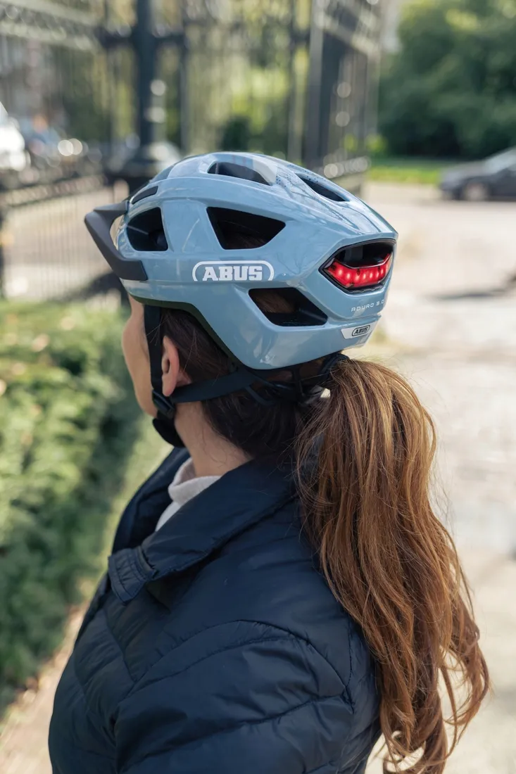 lampka-do-kasku-abus-aduro-3-0-usb