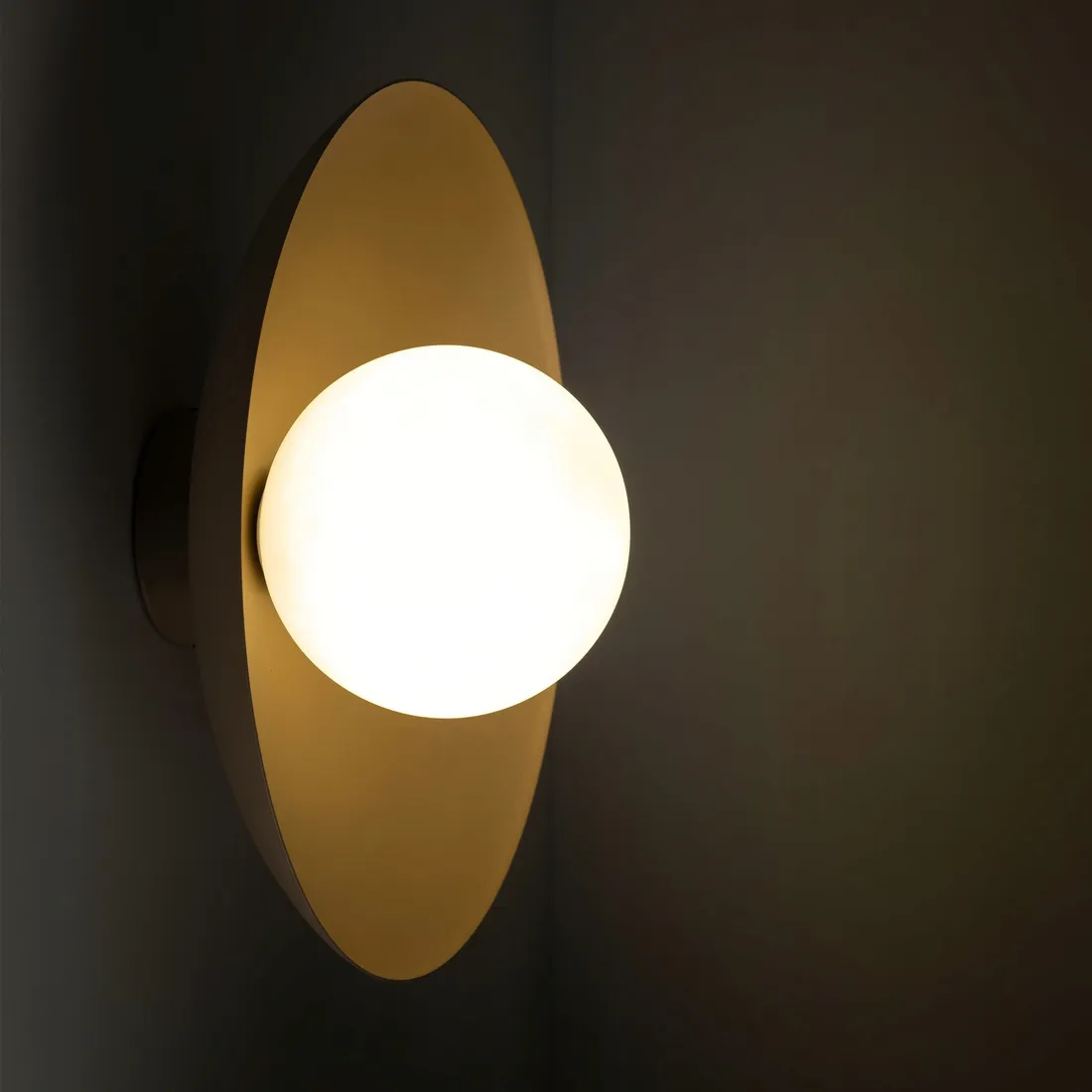 kinkiet-tk-lighting-slate-sabia-bezowy-talerz-1xg9-kula-biala-klosz