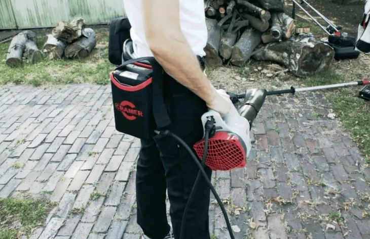 dmuchawa-do-lisci-akumulatorowa-cramer-82b1000-marka-cramer